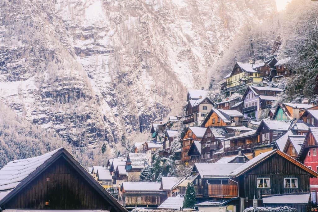Hallstatt-Houses-with-Snow-in-Winter